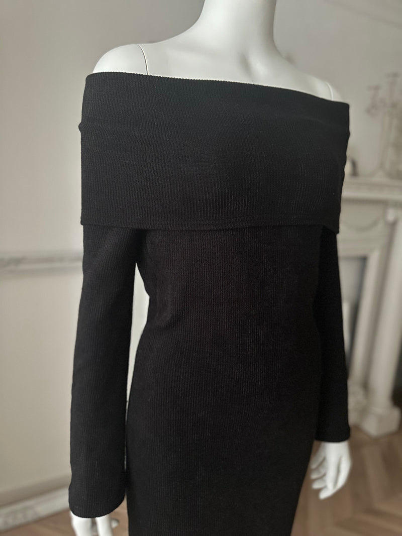 Off the shoulder knit dress / Black